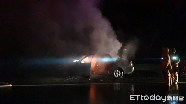 ▲▼ 東西向82號道發生車輛火警，只見整輛車起火燃燒，消防人急忙撲救。（圖／記者翁伊森攝，下同）