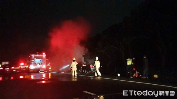 ▲▼ 東西向82號道發生車輛火警，只見整輛車起火燃燒，消防人急忙撲救。（圖／記者翁伊森攝，下同）