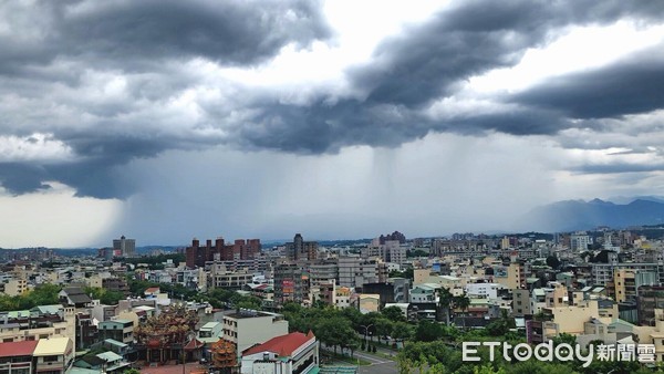 ▲▼雨瀑。（圖／Facebook網友胡綺提供，請勿隨意翻拍，以免侵權。）