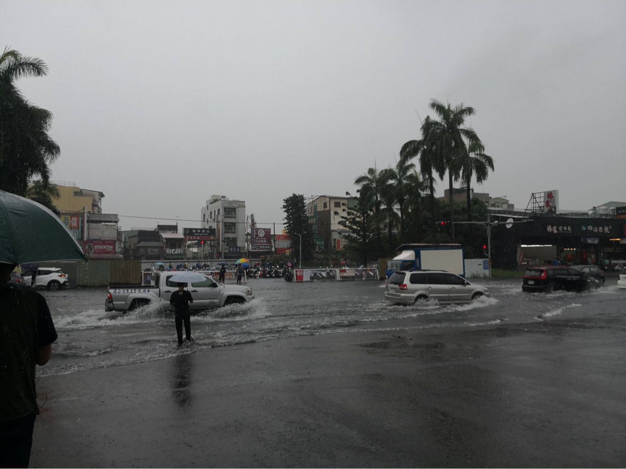 暴雨淹上小腿！崑山科大「水樂園開幕」（圖／翻攝PTT）