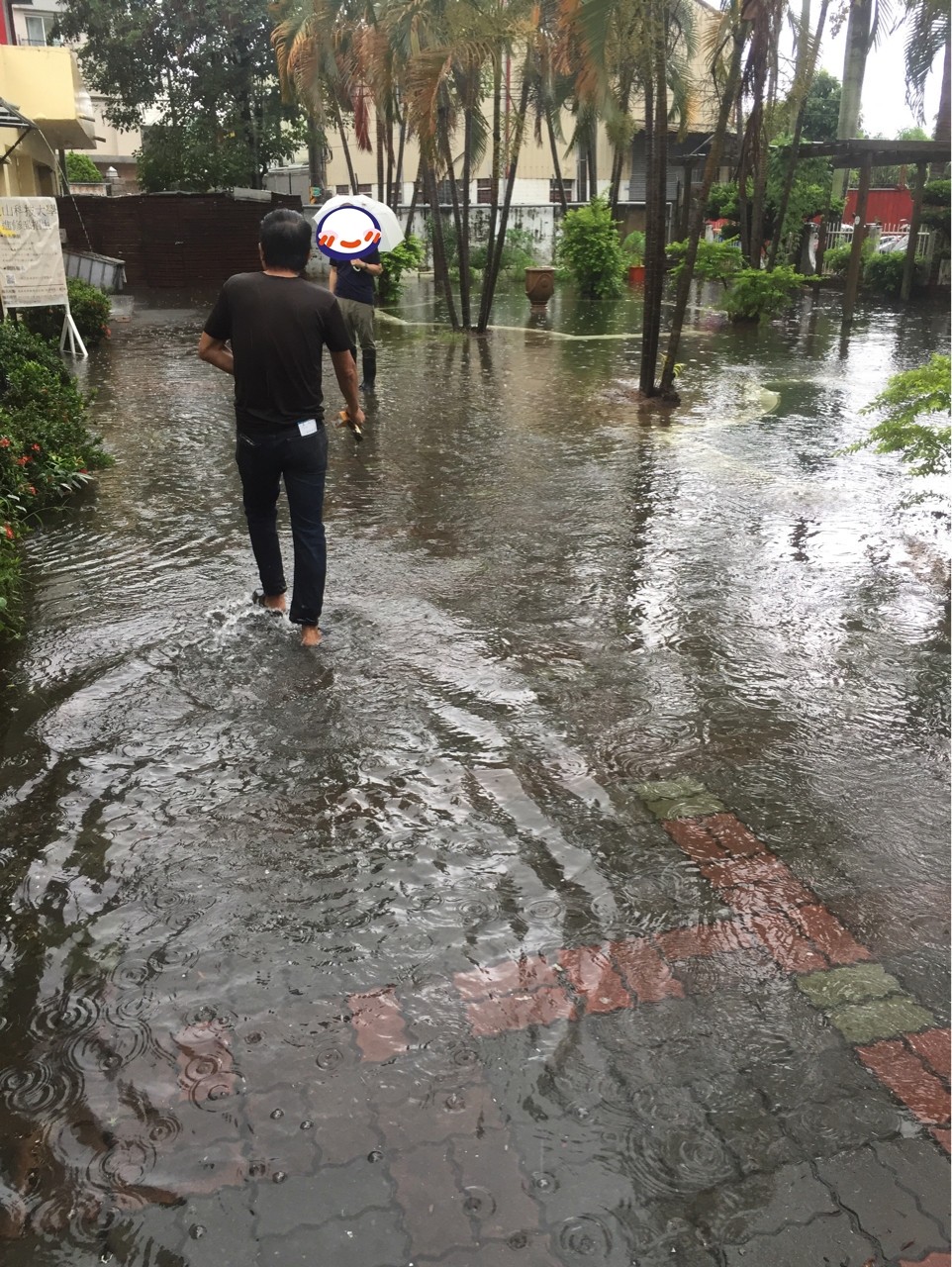 暴雨淹上小腿！崑山科大「水樂園開幕」（圖／翻攝PTT）