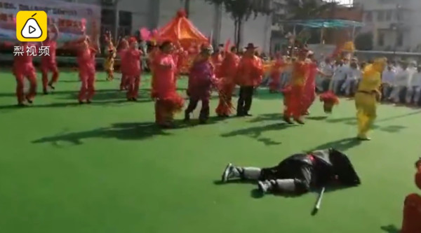 ▲▼豬八戒賣力演出猝死。（圖／翻攝自《梨視頻》）