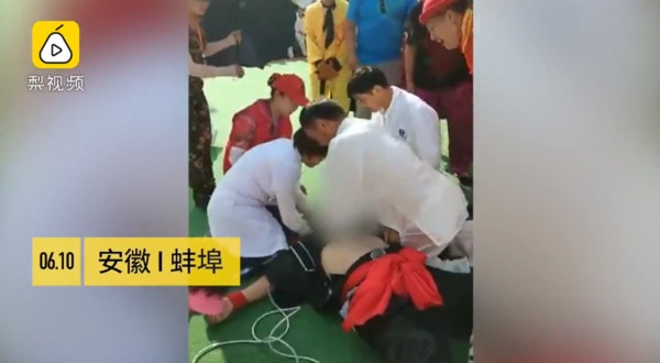 ▲▼豬八戒賣力演出猝死。（圖／翻攝自《梨視頻》）