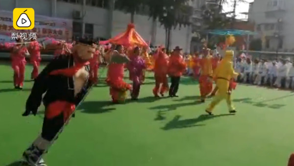 ▲▼豬八戒賣力演出猝死。（圖／翻攝自《梨視頻》）