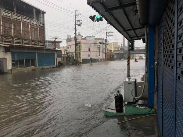 ▲▼岡山阿蓮淹水傳出             。（圖／翻攝岡山人）