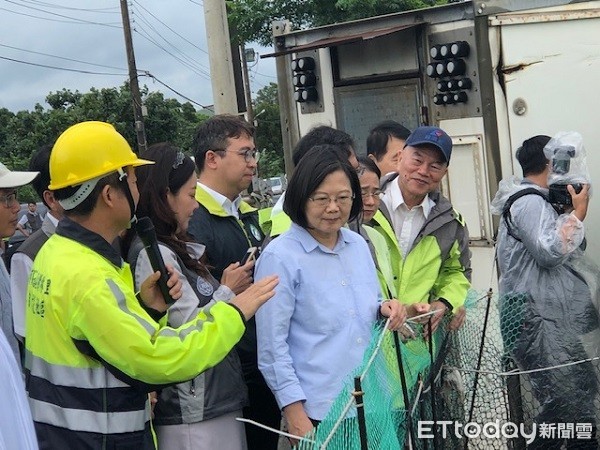 ▲總統蔡英文不談論民調，因豪雨特報訪視地方整備狀況。（圖／記者楊熾興攝）