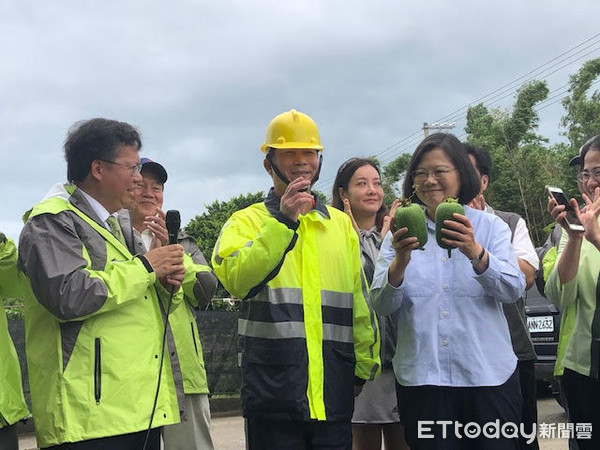 ▲社區贈菜瓜給總統蔡英文並祝連任成功。（圖／記者楊熾興攝）