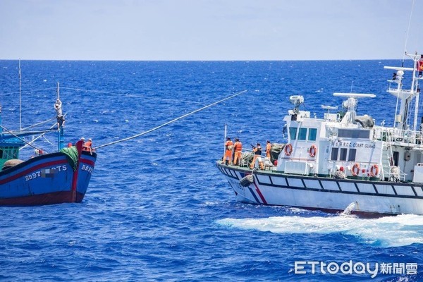 ▲越南籍漁船越界鵝鑾鼻東台灣專屬經濟海域內抓魚             ，被海巡署艦隊分署查獲。（圖／記者陳崑福翻 攝）