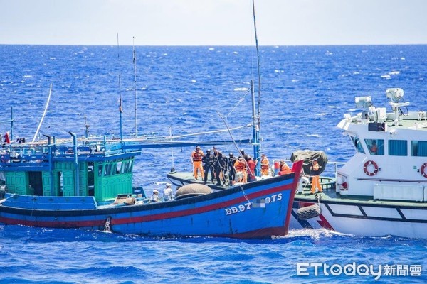 ▲越南籍漁船越界鵝鑾鼻東台灣專屬經濟海域內抓魚             ，被海巡署艦隊分署查獲。（圖／記者陳崑福翻 攝）