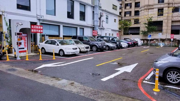 ▲東區區公所停車場啟用全市首創「影像智慧停車柱」。（圖／新竹市政府提供）