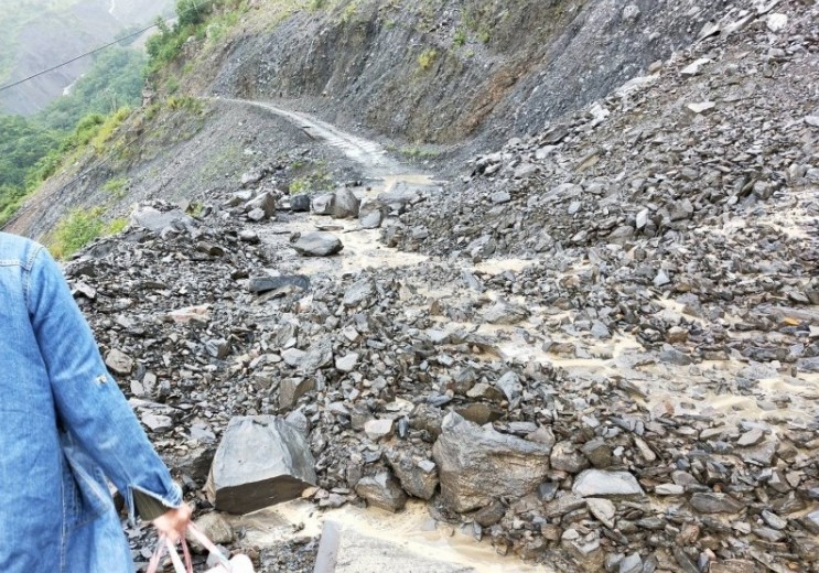 ▲受鋒面影響，11日南投縣仁愛鄉鄉道投89線力行產業道路翠巒路段土石流，交通中斷。（圖／仁愛分局提供）