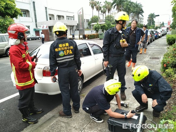 ▲台南市永康工業區經華路傳出有不明疑體外洩，台南市消防局及毒災應變隊在現場查處中。（圖／記者林悅翻攝，下同）