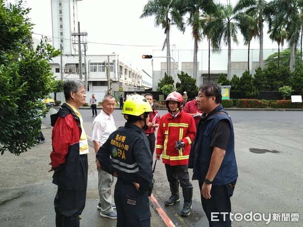 ▲台南市永康工業區經華路傳出有不明疑體外洩，台南市消防局及毒災應變隊在現場查處中。（圖／記者林悅翻攝，下同）