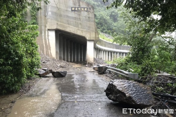 ▲仁愛鄉都達村鄉道投85線都達明隧道前有大型石塊掉落。