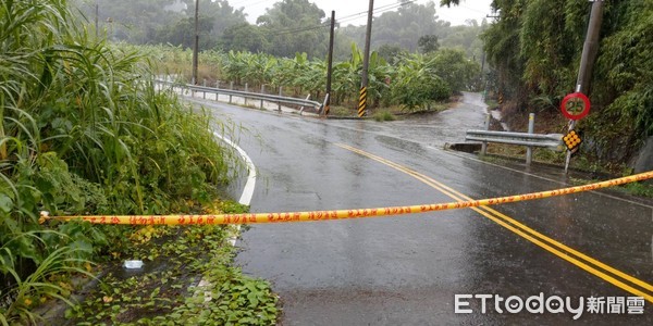 ▲台南市大豪雨，造成許多封閉，成大發生樹木倒下壓傷學生，經送醫幸無大礙。（圖／記者林悅翻攝，下同）