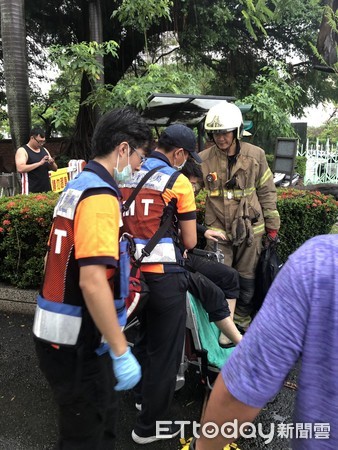 ▲台南市大豪雨，造成許多封閉，成大發生樹木倒下壓傷學生，經送醫幸無大礙。（圖／記者林悅翻攝，下同）