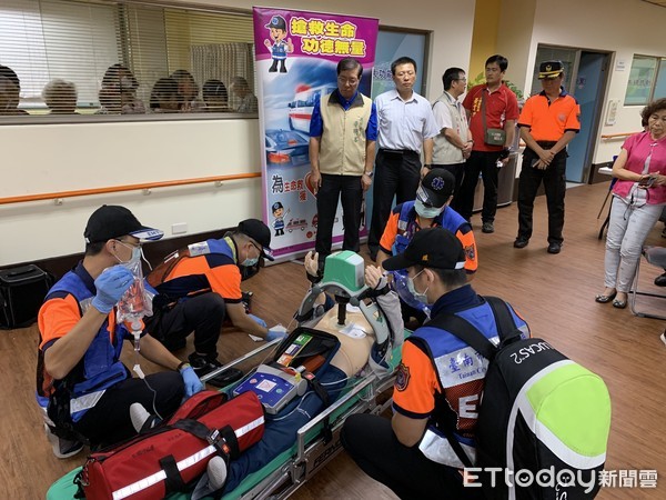 ▲台南市消防局在台南市無障礙福利之家舉辦「希望家園-樂齡社區CPR+AED宣導暨救護演練」。（圖／記者林悅翻攝，下同）
