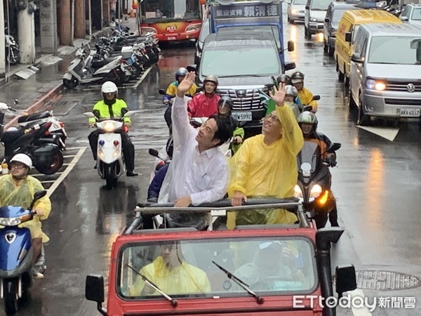 ▲支持者追車替賴清德加油打氣。（圖／記者蔣婕妤攝）