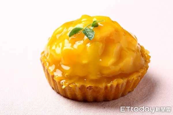▲亞尼克推出10款芒果系甜點　用整顆欉黃芒果的生乳捲也回歸。（圖／亞尼克提供）