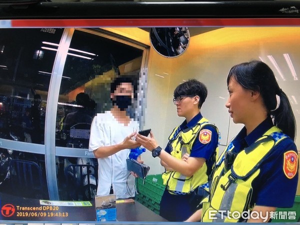 ▲市警六分局金華所警員沈科漢、陳彥婷等2員，及時阻止陳姓男子再次受騙上當。（圖／記者林悅翻攝，下同）   