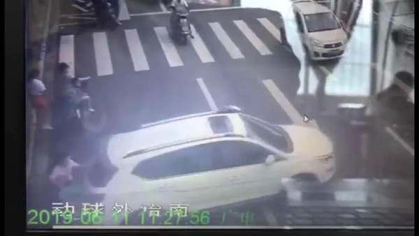 ▲▼柳州市一輛SUV未拉手煞撞倒嬰兒車。（圖／翻攝微信／南國今報）