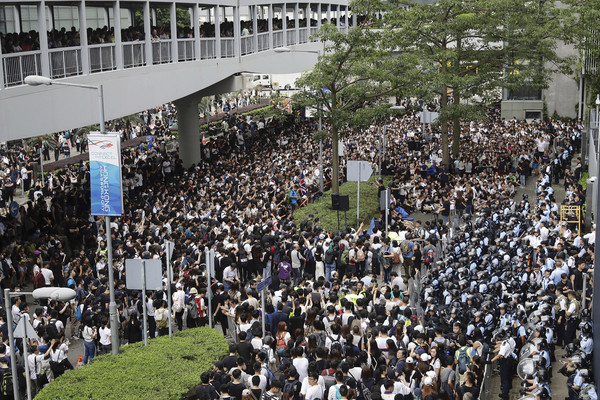 ▲香港12日恢復二讀辯論《逃犯條例》，許多民眾聚集香港立法會外。（圖／達志影像／美聯社）
