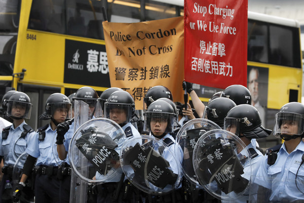 ▲香港12日二讀辯論《逃犯條例》，警方要求民眾離開。（圖／達志影像／美聯社） 