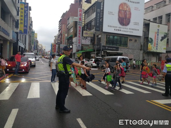 ▲為因應豪雨，市警二分局啟動「護童」專案，派員警於校門口、家長接送區及周邊重要路口，維護學童上、下學安全。（圖／記者林悅翻攝，下同）