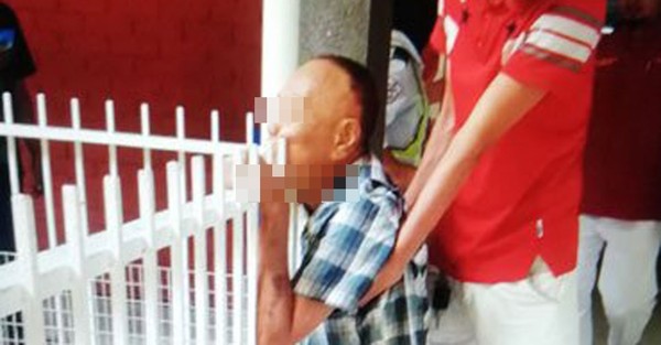 ▲▼馬來西亞78歲翁被鐵柵欄刺穿下顎。（圖／翻攝自微博游游大太平群組） 