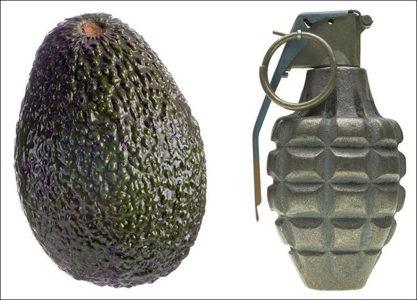 ▲右邊是「手榴彈，左邊是塗黑了的酪梨。有 像嗎？(圖／翻攝自網路)