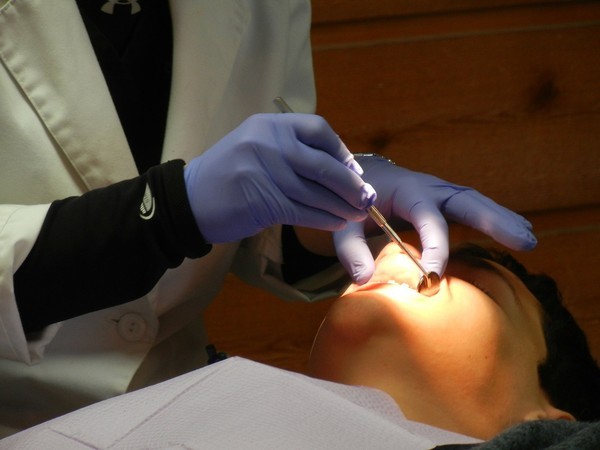 ▲男子不滿牙醫師說他牙齒沒鬆動，便動手勒醫師脖子。（示意圖／Pixabay）