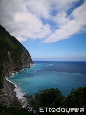 ▲▼遊客搭乘蘇花藍色公路，可從海上眺望清水斷崖。（圖／航港局提供）