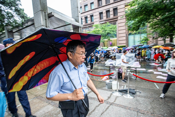 ▲▼柯文哲悄悄探視在香港辦事處抗議反送中的民眾。（圖／民眾提供）