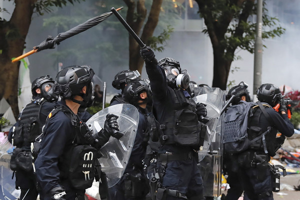 ▲▼香港反送中示威，有人以雨傘朝警察丟擲。（圖／達志影像／美聯社）