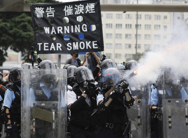 ▲▼香港反送中示威，警方已催淚瓦斯等武器驅離群眾。（圖／達志影像／美聯社）