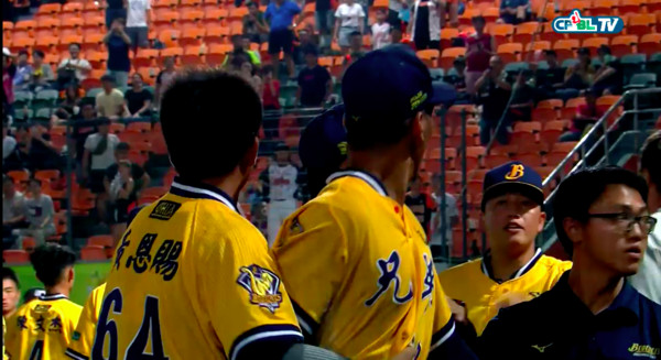 ▲王鴻程頭部近身爆衝突 。（圖／翻攝CPBL.TV）