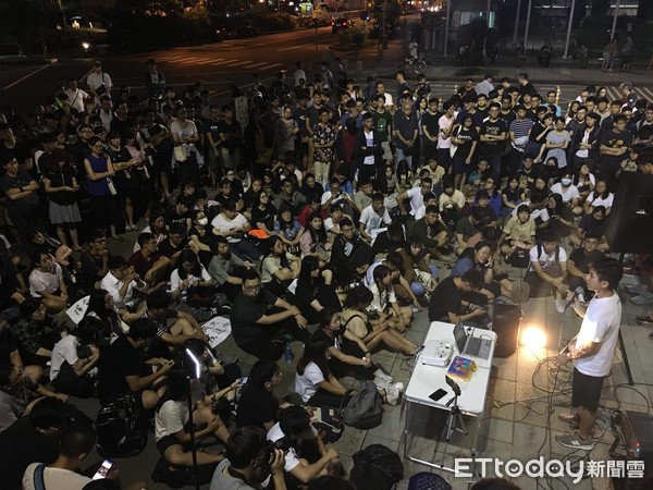 ▲成功大學學生會12日晚上跨海聲援香港反送中活動，400位港台成大師生聚集校門，手持蠟燭高唱「海闊天空」。（圖／記者林悅翻攝，下同）