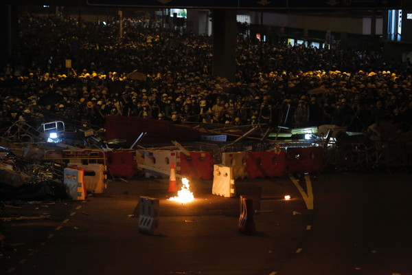 ▲▼香港反送中示威，示威者路障後方聚集，有人投擲燃燒物。（圖／達志影像／美聯社）
