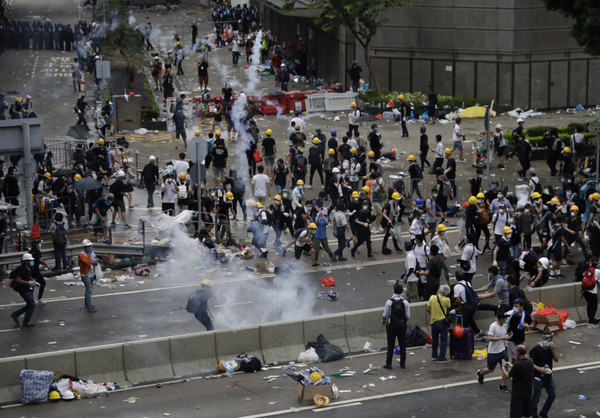 ▲▼香港反送中示威，警方朝示威者發射催淚瓦斯。（圖／達志影像／美聯社）