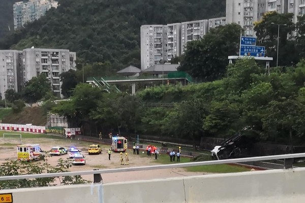 ▲▼香港龍翔道發生油罐車翻覆車禍。（圖／翻攝自臉書／香港突發事故報料區）