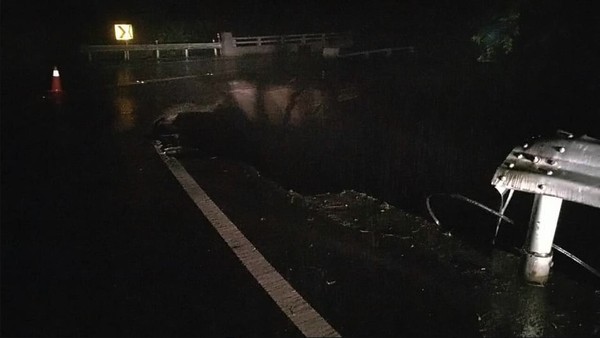 豪雨掏空路基! 南投仁愛鄉台14線出現「天坑」 | ETtoday網搜新聞 | ETtoday新聞雲