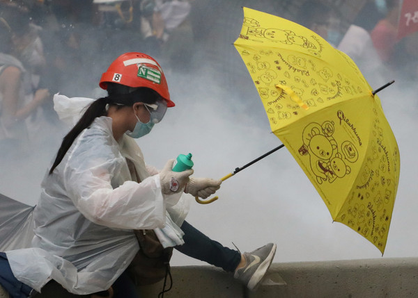 ▲▼香港反送中示威，警察使用煙霧彈。（圖／路透）