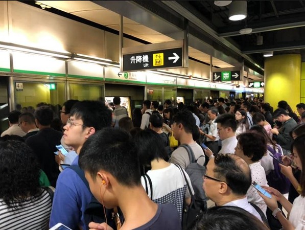 ▲▼港鐵觀塘線列車受阻，導致人潮堵在月台。（圖／翻攝自臉書社團「香港突發事故報料區」）