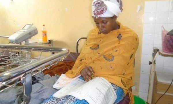 ▲▼衣索比亞女學生德雷斯（Almaz Derese）在分娩後的30分鐘，竟坐在病床完成學校的考試。（圖／翻攝自推特@Our_Ethiopiaa）