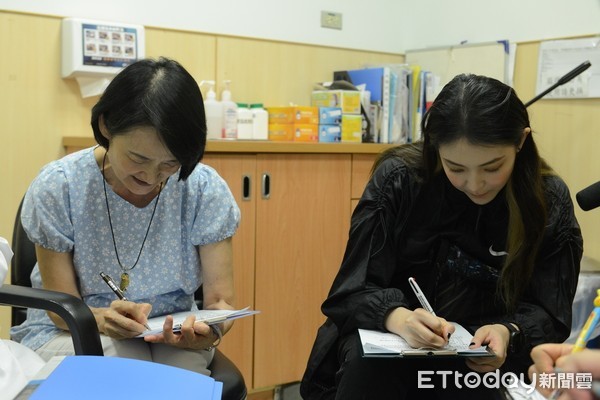 資深藝人帶女兒簽預立醫療。（圖／台北慈濟醫院提供）