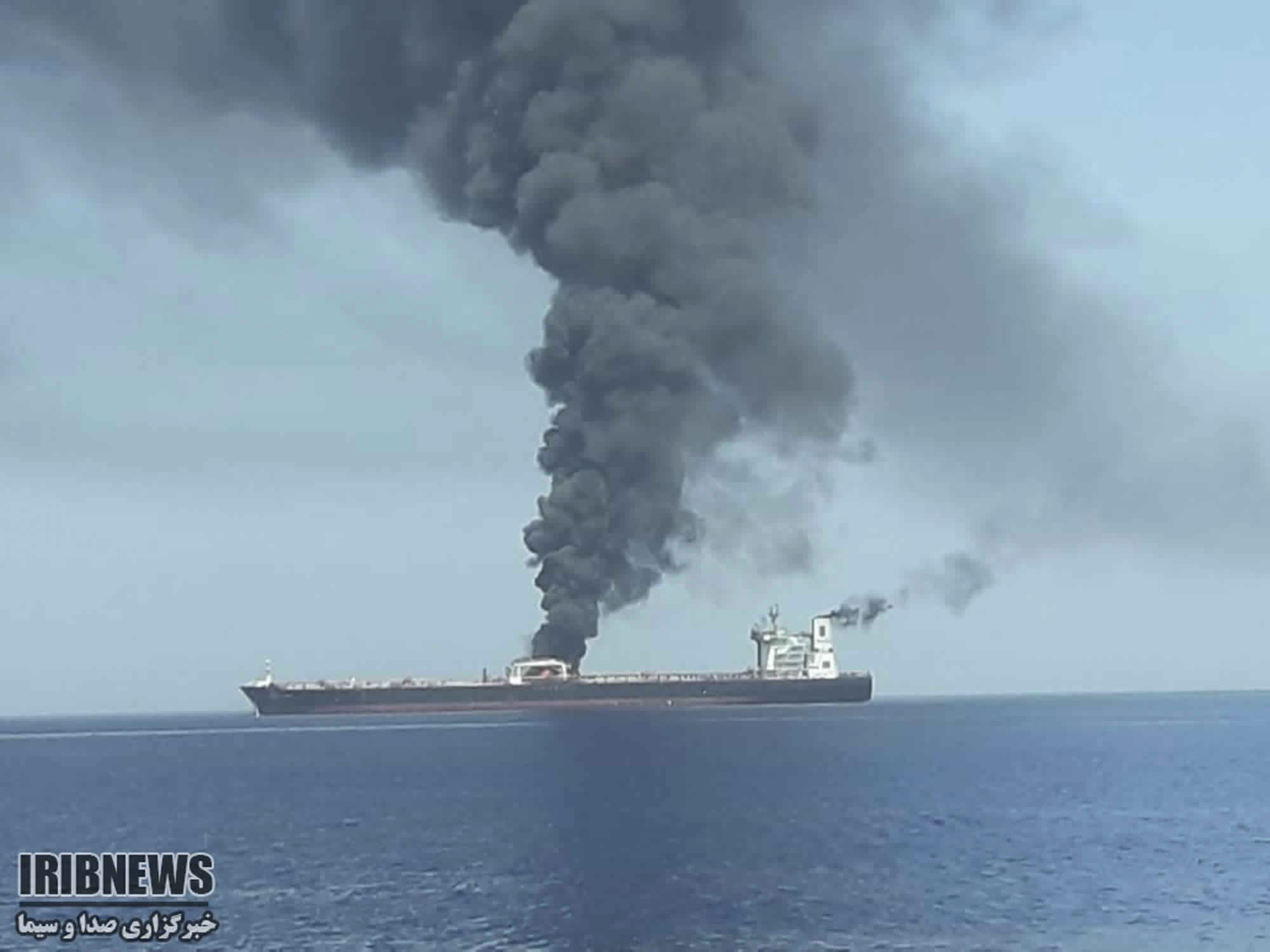 ▲▼阿曼灣2艘油輪遭攻擊，其中1艘船上起火冒出濃煙。（圖／達志影像／美聯社）