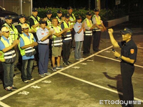 ▲台南市警玉井分局玉山派出所員警，深夜執行「護果勤務」時，在南化區玉山里果園旁，發現4名竊嫌，起獲偷摘的芒果共計125台斤。（圖／記者林悅翻攝，下同）