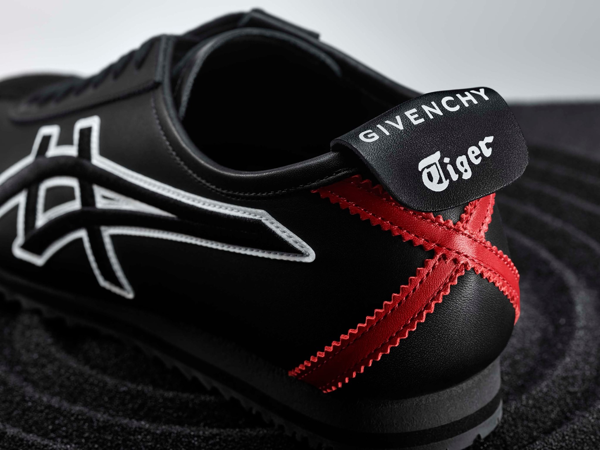 ▲Givenchy X Onitsuka Tiger。（圖／翻攝自Givenchy、Onitsuka Tiger FB）