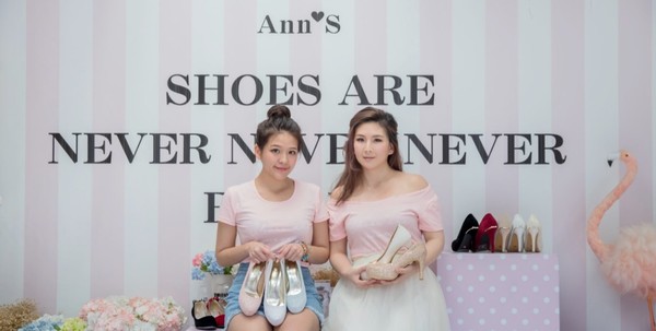 ▲專屬妳的美鞋顧問：Ann’S 姐妹聯手「閱腳無數」！創立沙發後跟，層層把關每雙好鞋的舒適度（圖／女子學提供）