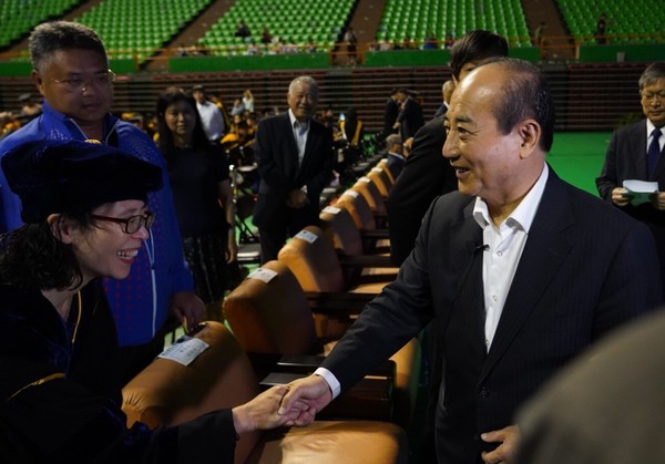 ▲前立法院長王金平在國立體大畢業典禮上，向畢業生握手致意。（圖／記者沈繼昌翻攝）